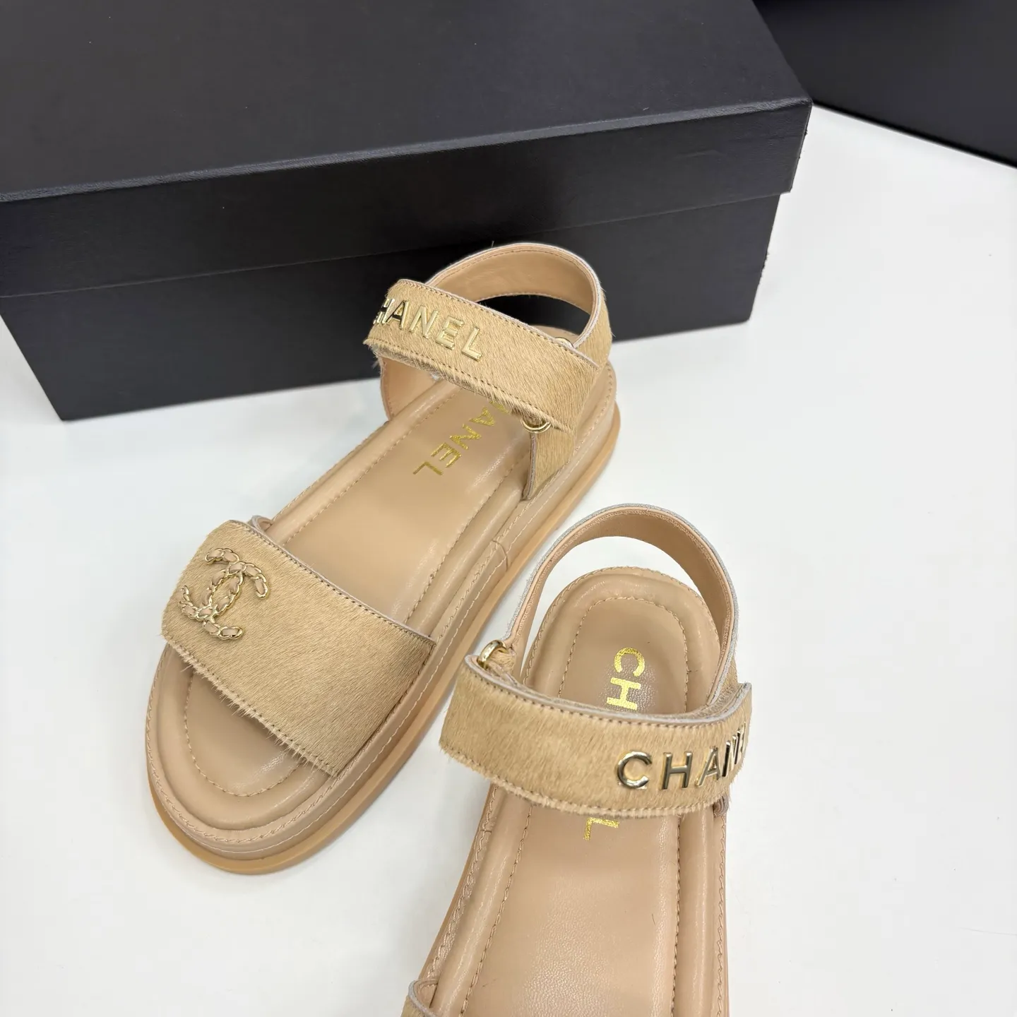 👟👟Ex-factory price 560👟👟Chanel Chanel's new early autumn thick-soled sandals are popular on catwalks on major social platforms. One of the most popular sandals at the moment. Soft and comfortable on the feet. Horsehair upper imported from Italy. Sheepskin feet. Original molded outsole Size: 35-40 (41 customized)